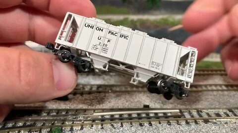 Review: Kato covered hopper 8 car set