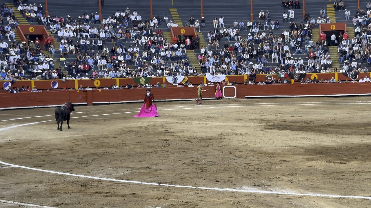 Joaquín Caro con la banderilla en el segundo de su lote