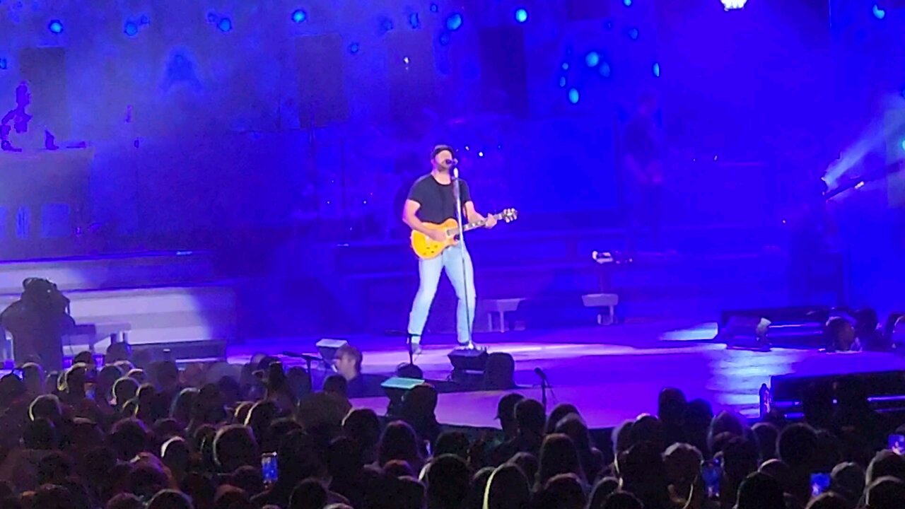 Luke Bryan - Kiss Tomorrow Goodbye 10-13-2023 Green Bay