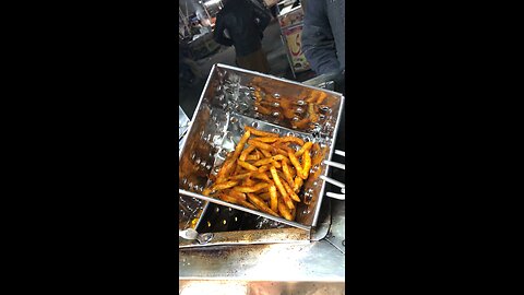 Multan’s best and crispy French fries#frenchfries#multanstreetfood