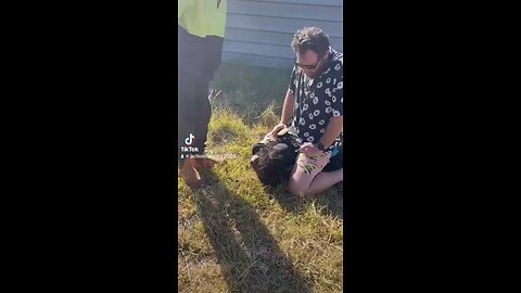 Tennant Creek Mayor holds indigenous lad