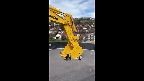 Size of Komatsu PC8000 excavator