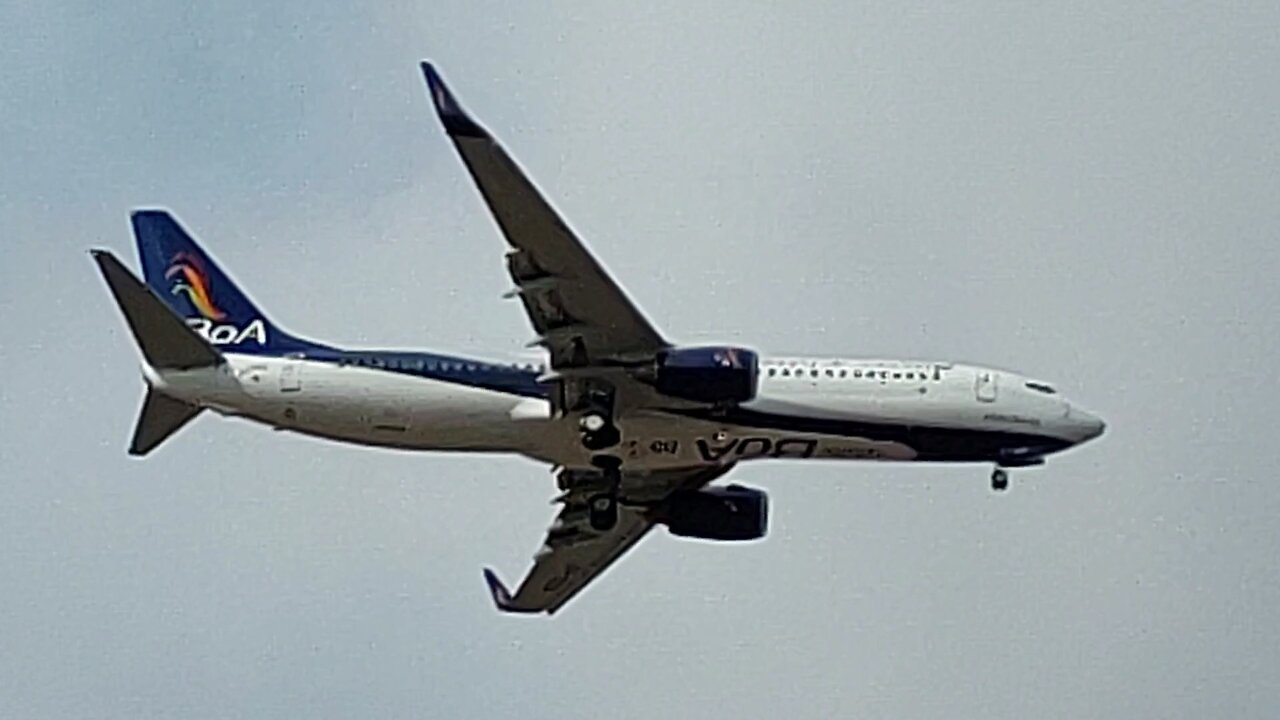 Boeing 737-800 CP3206 Boliviana de Aviacion llega a Fortaleza venindo de Espargos