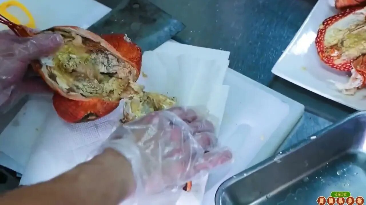 A kilo of coconut crab! It's fun to open a crab shell. Food12