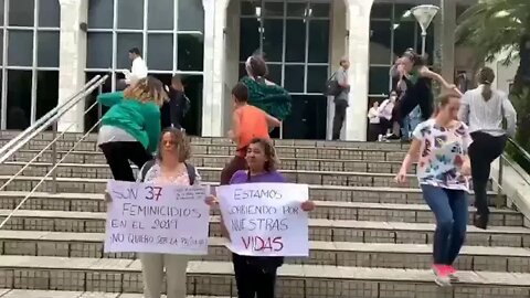 Manifestación de Feministas frente al Poder Judicial Argentino