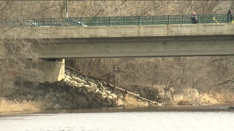 Man drives car into Milwaukee River