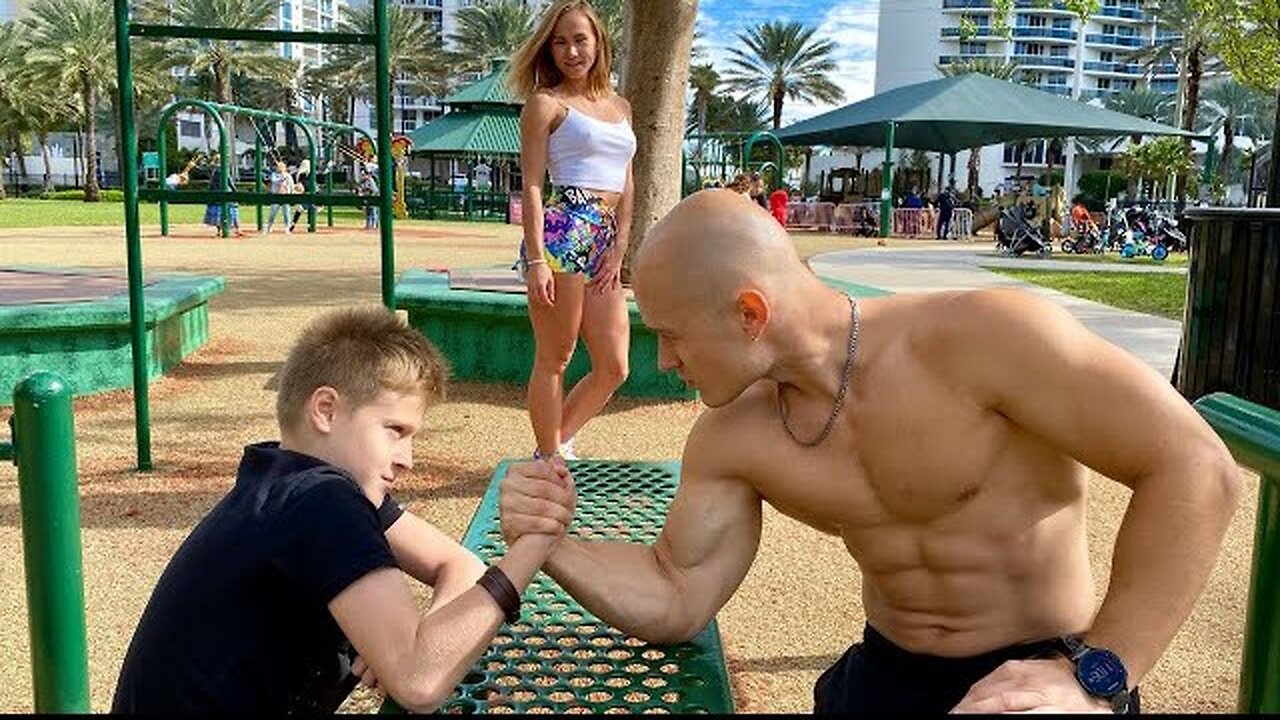 10 Year Old Kid VS Bodybuilder Armwrestling Battle.