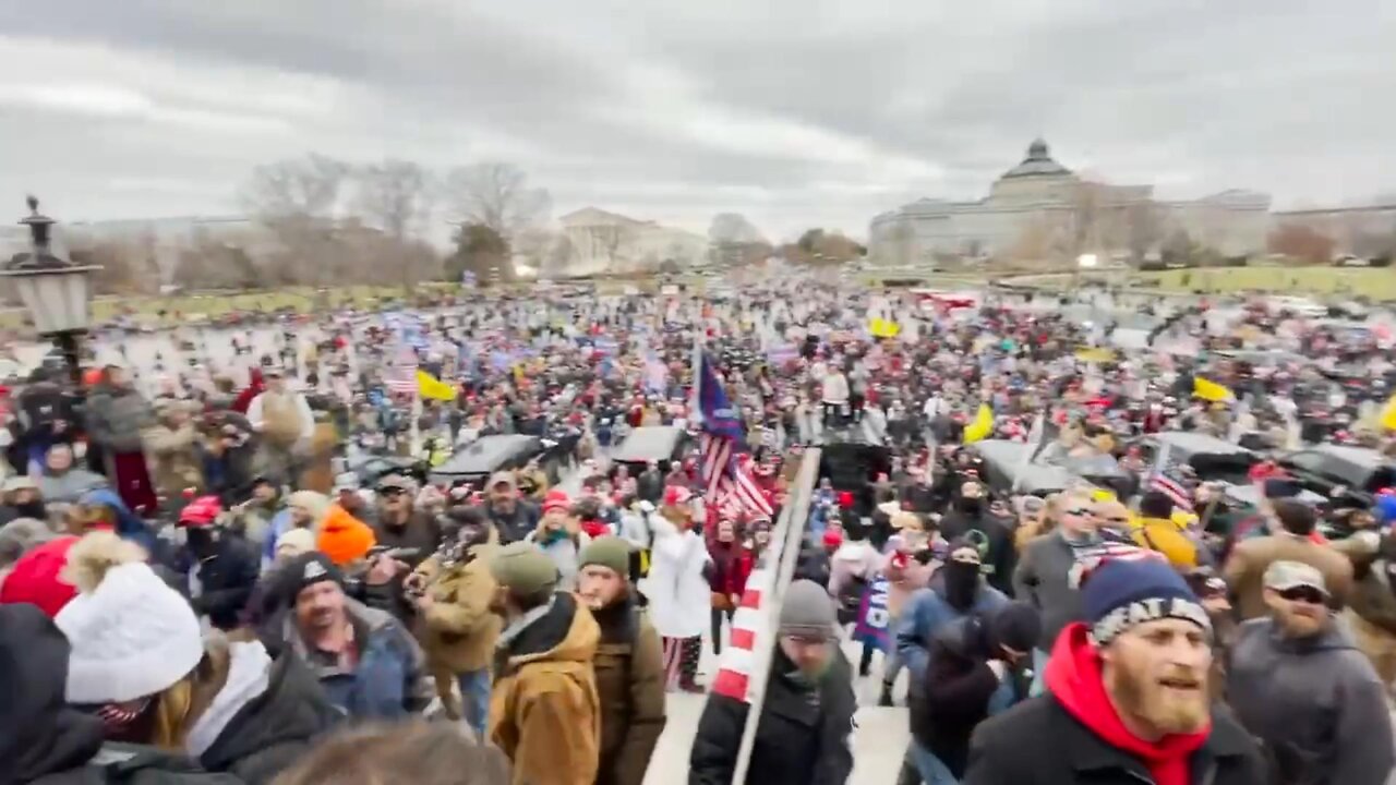 Jan6th Video Shows Oath Keepers Working With Capitol Police To Rescue Riot Police