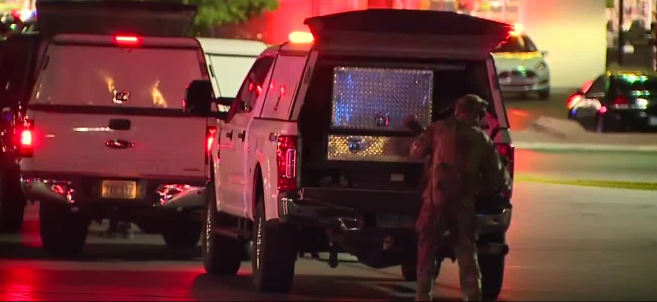 Las Vegas police, SWAT in standoff with armed man near east valley
