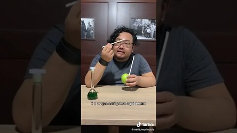 Professor de Física ensina como furar uma maçã com canudo de maneira fácil