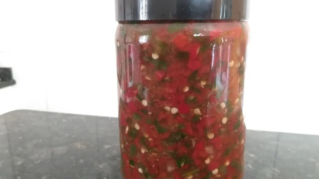 MOLHO DE PIMENTA DEDO DE MOÇA DELICIOSO, E FÁCIL DE FAZER.