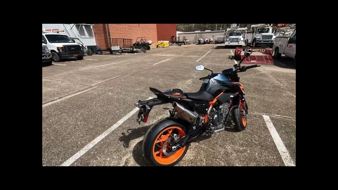 2022 KTM DUKE 890 R | Walkaround