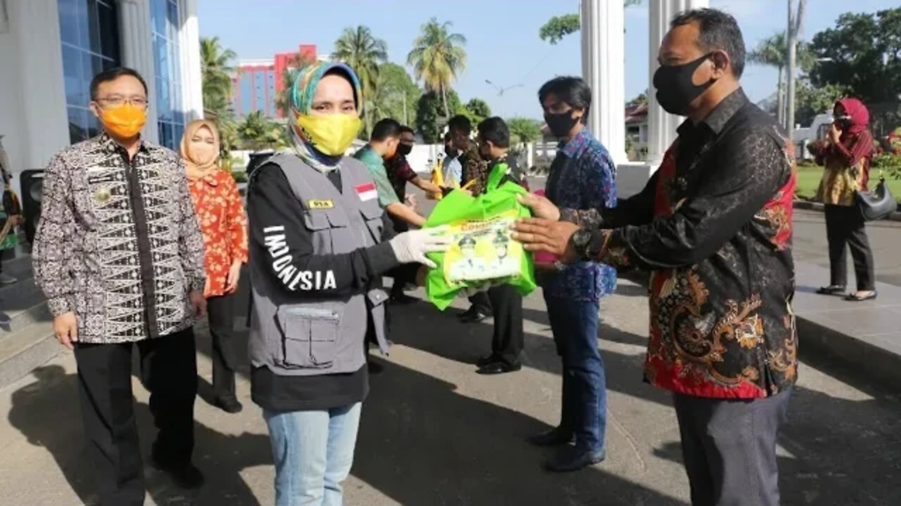 Riana Sari Arinal Serahkan Bingkisan Ke Koperasi dan UKM, Program Koperasi Peduli Sesama