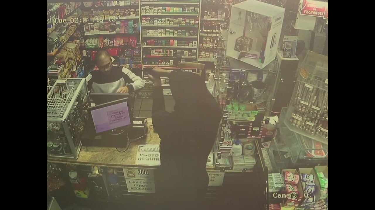 Cashier recounts being robbed at gunpoint in the Loop