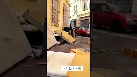 بق الفراش يجبر السكان إلى رمي افرشتهم خارج المنازل