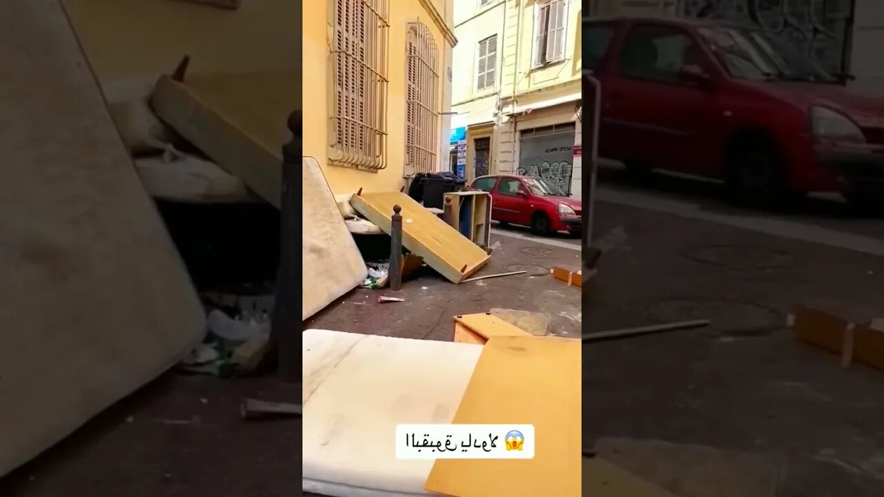 بق الفراش يجبر السكان إلى رمي افرشتهم خارج المنازل