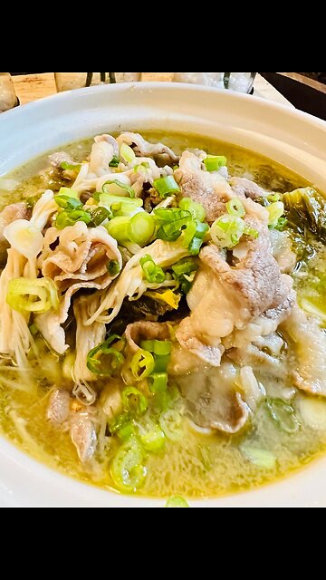 Sliced Beef and Enoki Mushroom in Pickled Mustard Soup 酸汤金针菇肥牛汤