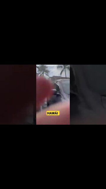 Enormes Olas rompen en las casas cerca del mar. Hawai