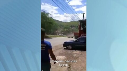 Morro da Usipa: No Vale do Aço, carroceria de caminhão desce desgovernada e bate em poste e carro