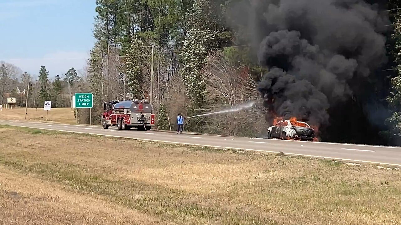 Mississippi Firefighter struggles to extinguish car fire