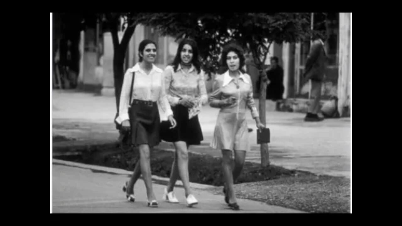 3 mulheres nas ruas de Cabul em 1972, Afeganistão. (Foto de Laurence Brun)