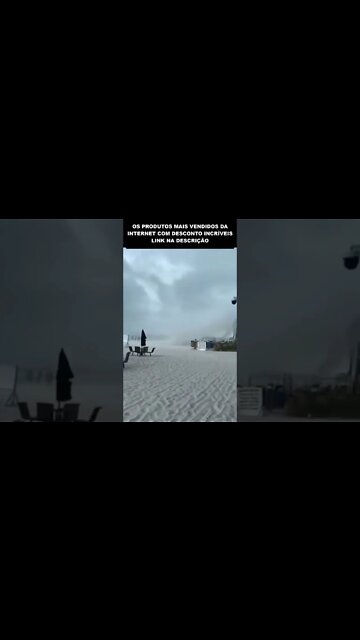 ventos violentos arrastam pessoas na praia