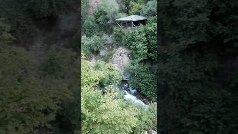 OS ŞELALESİNDEN AKAN SU.