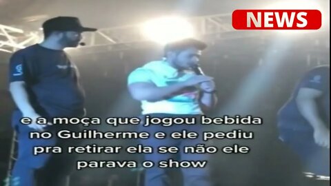 Cantor Guilherme dá bronca em fã após ser atingido por bebida durante show sertanejo