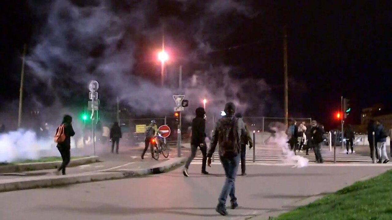 France: Police fire tear gas at demonstrators as pension reform protests continue in Lyon 22.03.2023