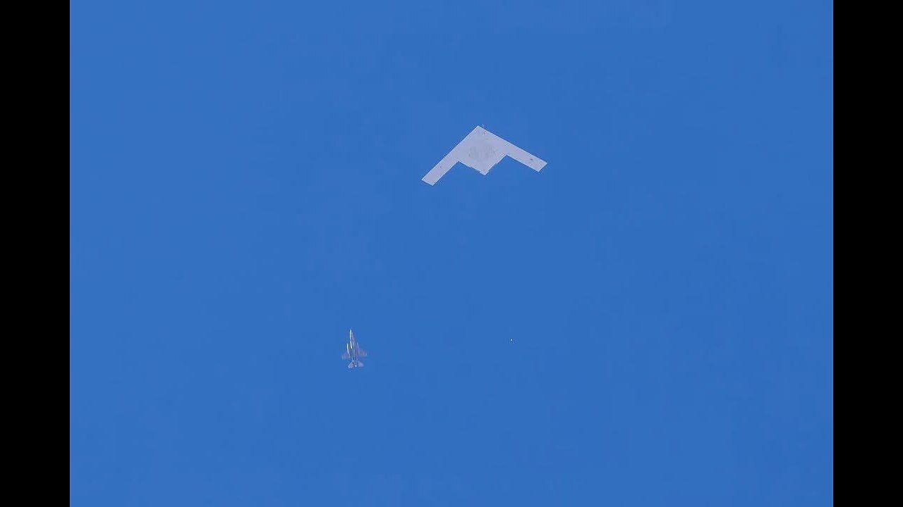 π¨π΄π΄β¬
οΈ #America πΊπ² Test flight of the latest American bomber B-21 Raider