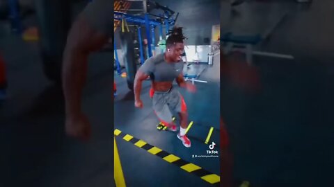 Guys who say chicks are for the streets just because they go out to bars and clubs 👑 ￼