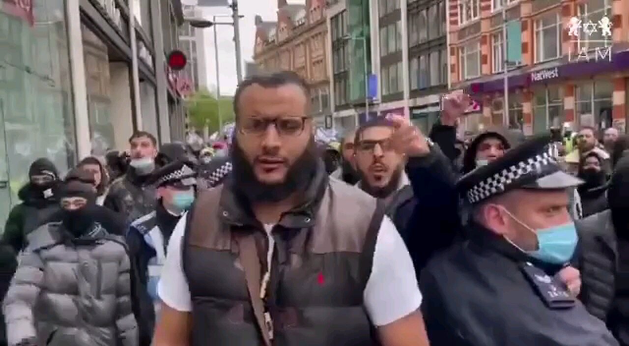 London - We will find some Jews and Kill them! Openly in the streets. Police allowed it!