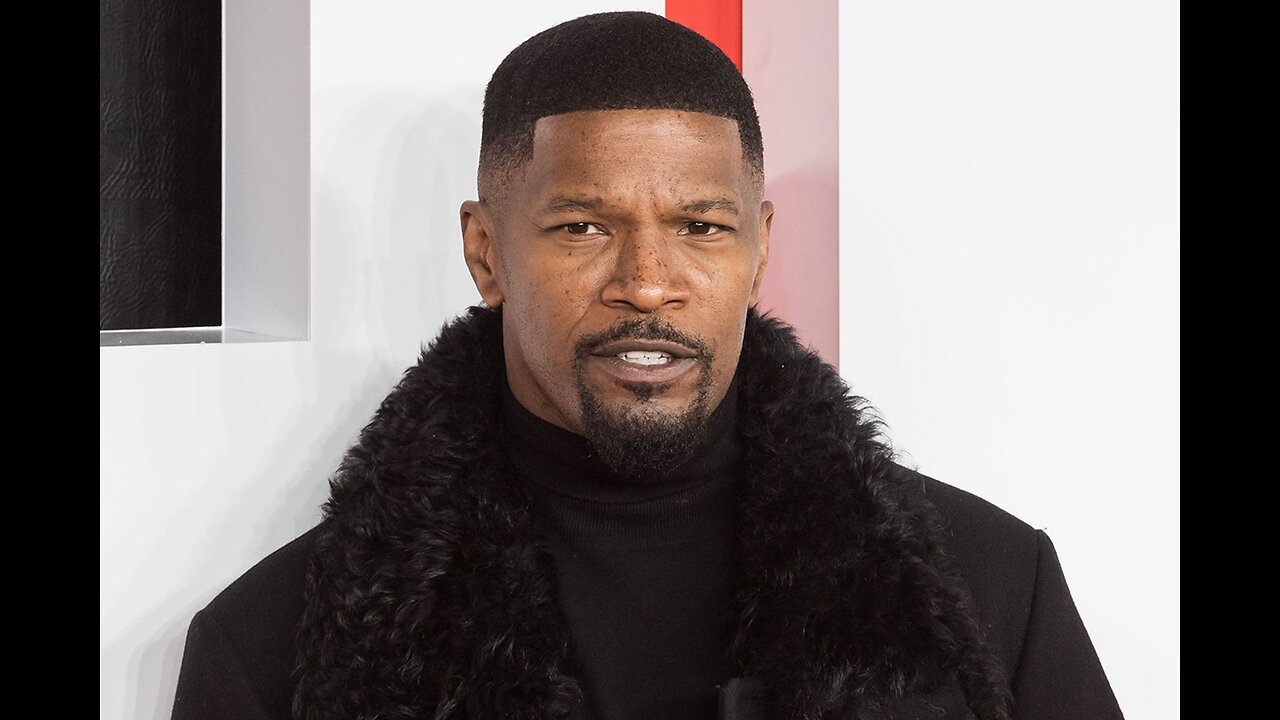 Jamie Foxx Shows Off His Gorgeous Christmas Decorated Home #jamiefoxx #christmas #holidays