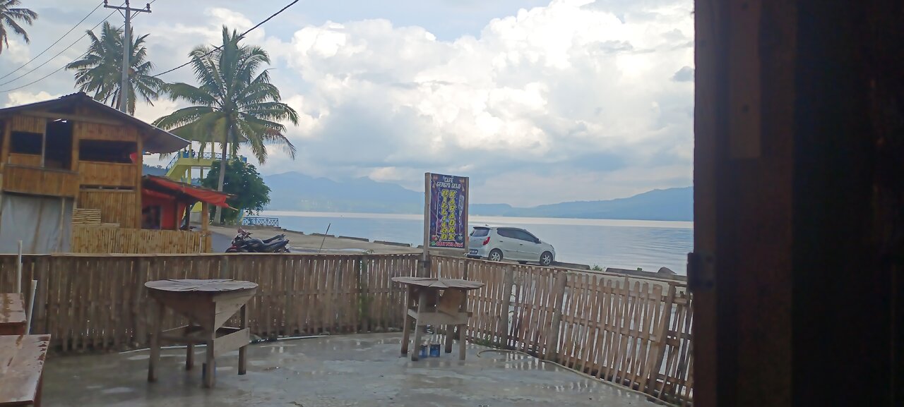 suasana depan caffe pinggir pantai kren bangat