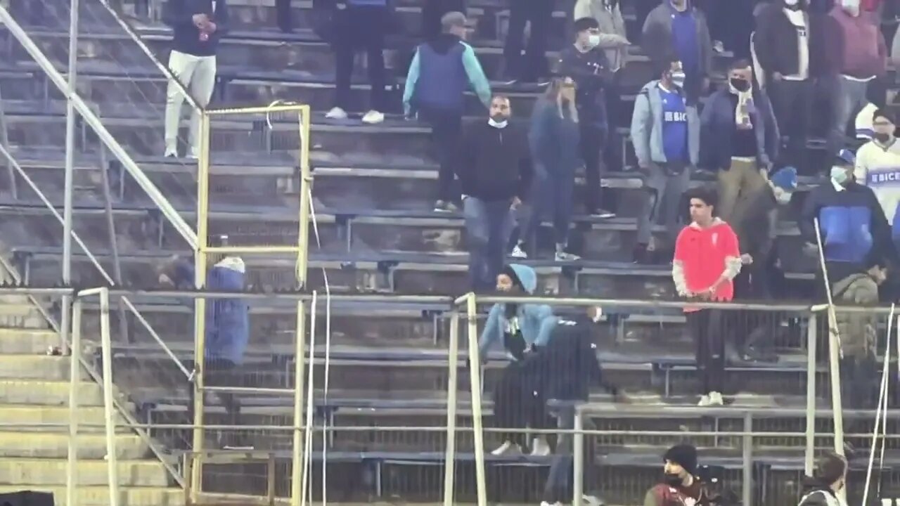 Torcida do Universidade Católica cometendo racismo com a torcida do Flamengo