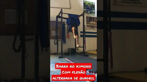 Barra no kimono com flexão alternada de quadril.