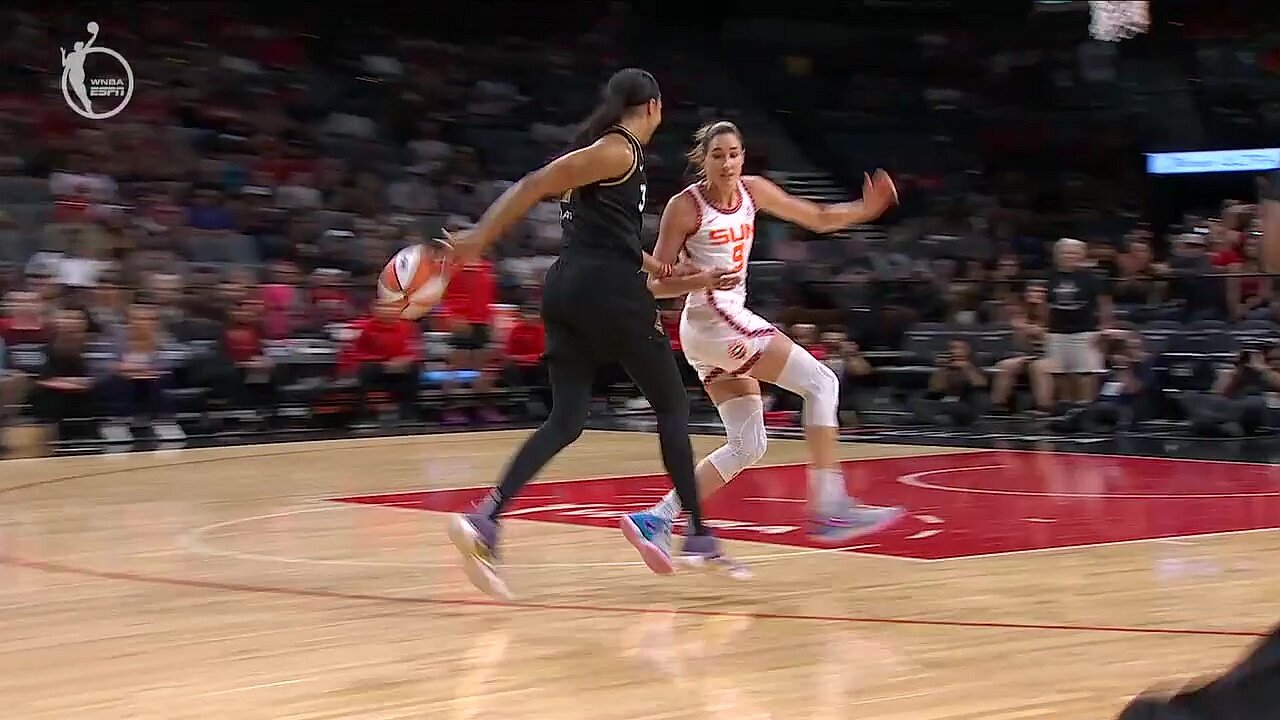 🔥 Candace Parker Throws Behind-The-Back Assist After A Steal | Las Vegas Aces vs Connecticut Sun