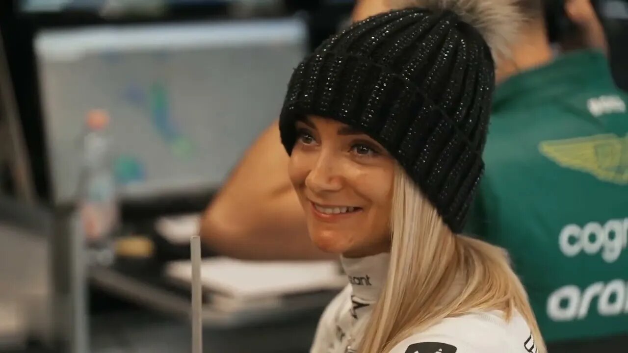 ASTON MARTIN F1 FAZENDO TESTES COM JESSICA HAWKINS NA HUNGRIA