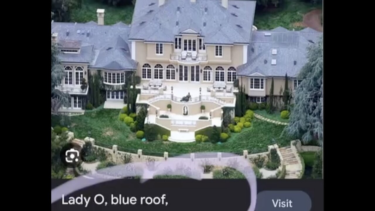 Here’s a better look at the BLUE ROOF on Oprah’s Lahaina, Maui mansion.