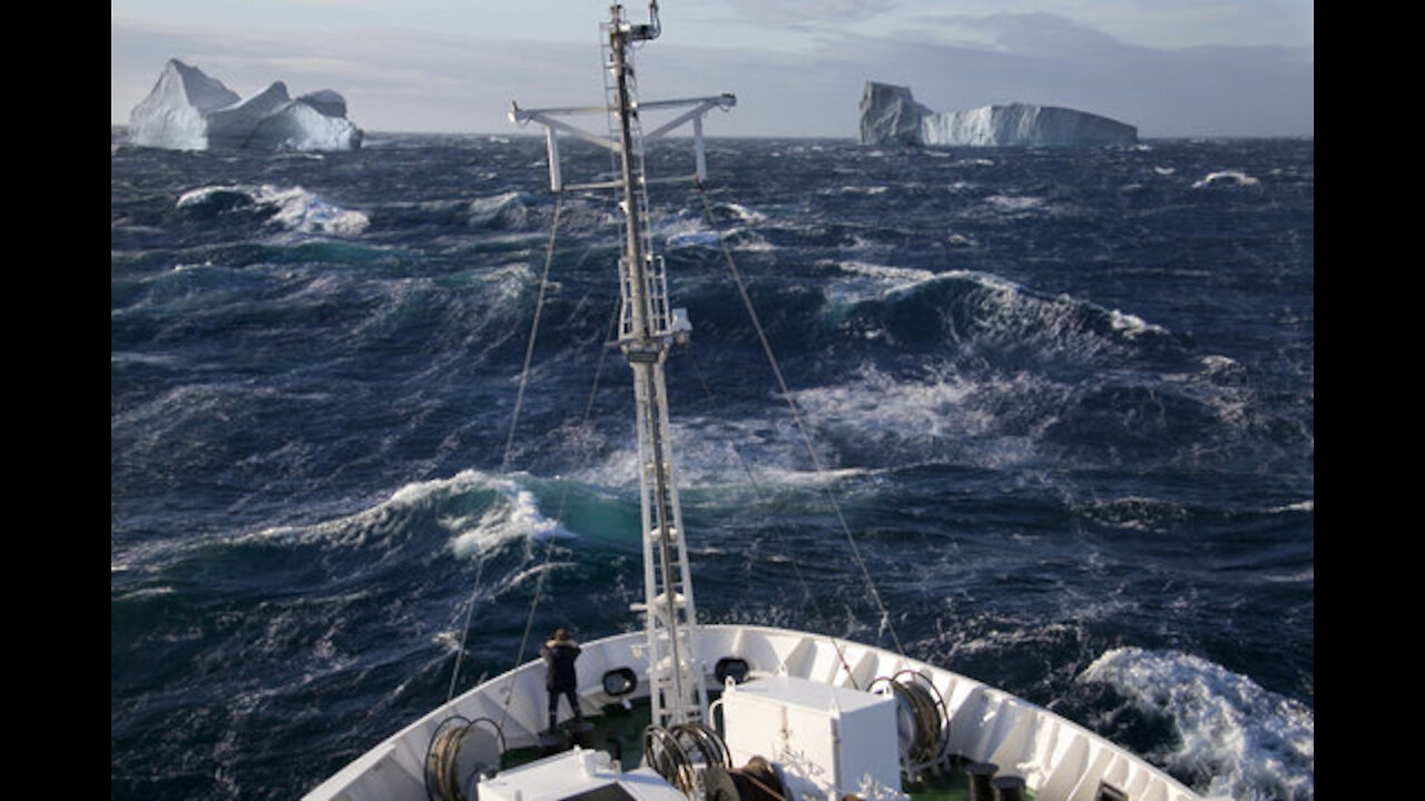 Ship transiting through heavy rough sea😮😮🤕