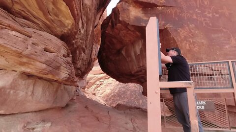 PETROGLYPHS AND ARCH ROCK AT VALLEY OF FIRE STATE PARK