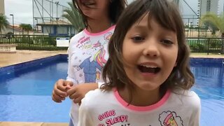 NA PISCINA DE PIJAMA NO FRIO / O DESAFIO - 3 irmãs demais