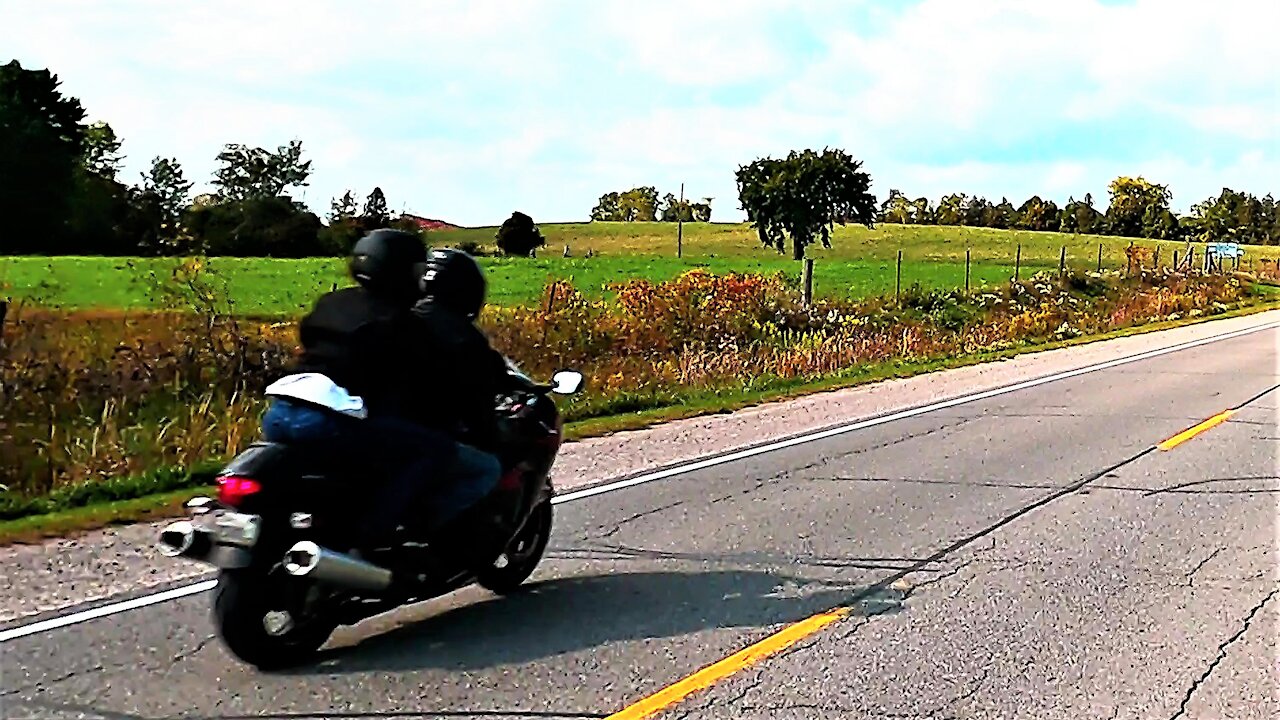 Motorcycle accelerates to intentionally buzz past cyclist at very high speed