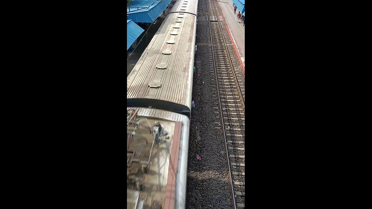 TRAIN PASS THROUGH STATION