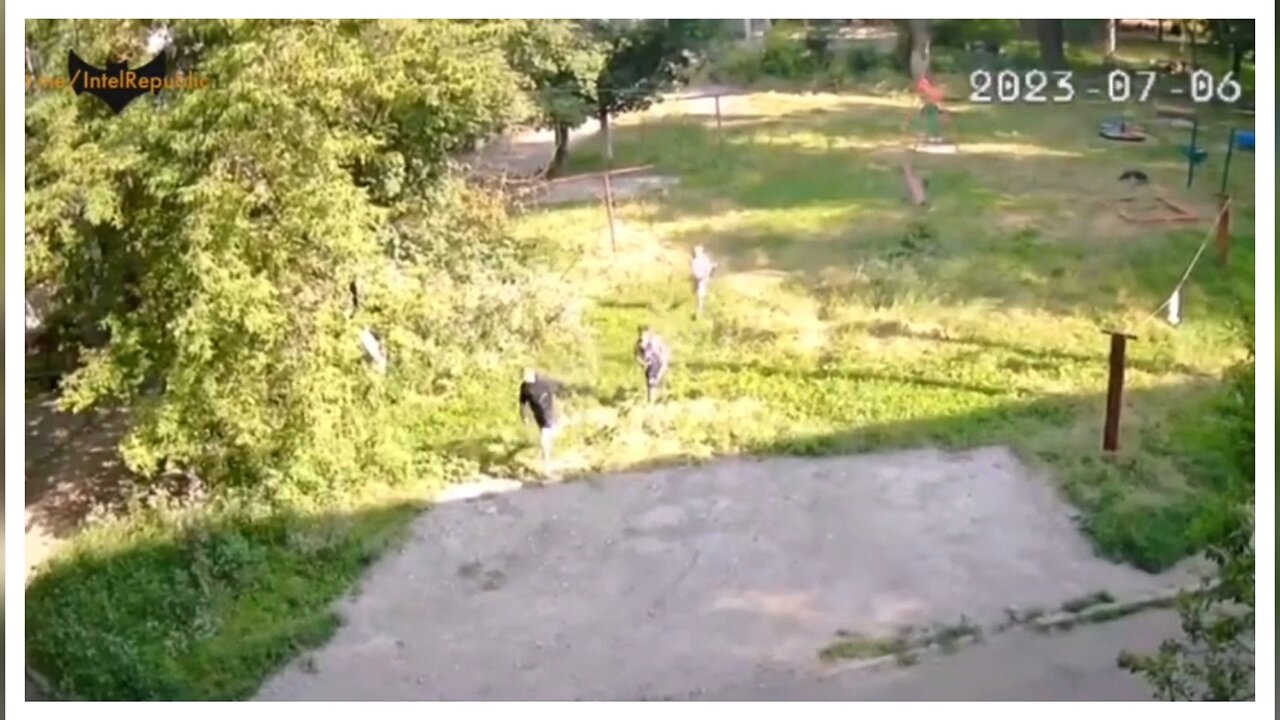 Another attack by Kiev on civilians in Donetsk, playing kids running for their lives!