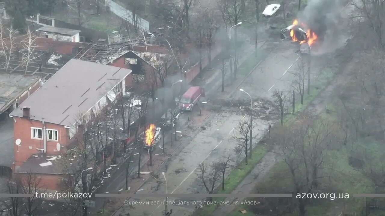 Incredible.Ukrainian soldiers threw grenades at the Russian platoon over the fence.