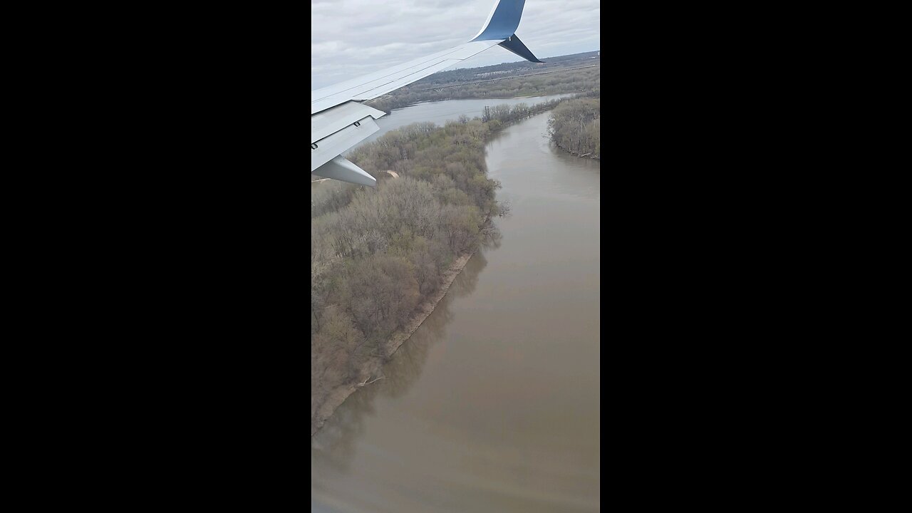 Airplane Landing at Minneapolis–Saint Paul International Airport