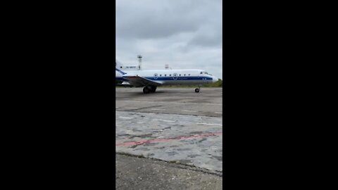 ЯК-40 выруливает на взлетную полосу