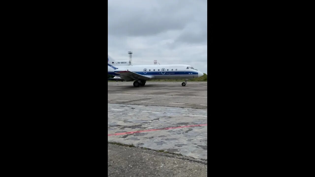 ЯК-40 выруливает на взлетную полосу