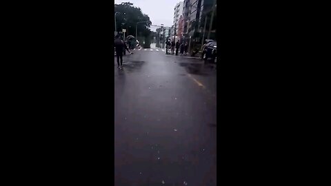 "Autoridade" tenta proibir cidadão de filmar rua inundada no Sul.